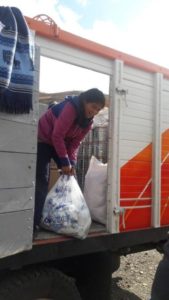 marthita-pasando-alimentos-en-colomi